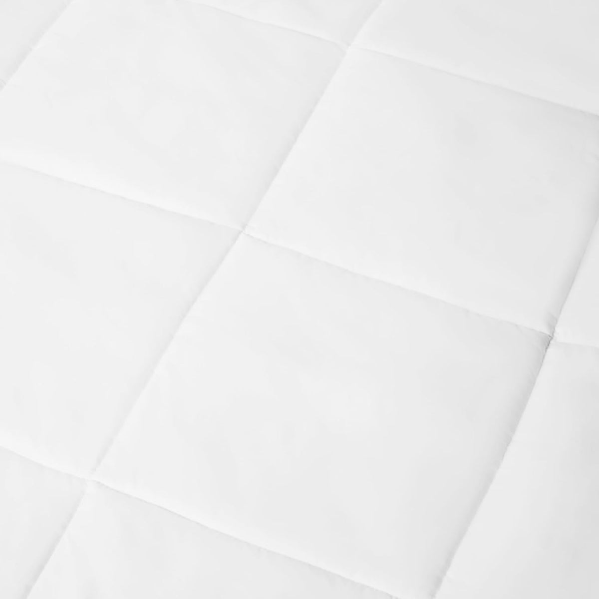 Amazon Basics Down Alternative Double Duvet, Spring and Summer 5.1 TOG, Hypoallergenic Machine Washable Quilt, 200 x 200 cm, White