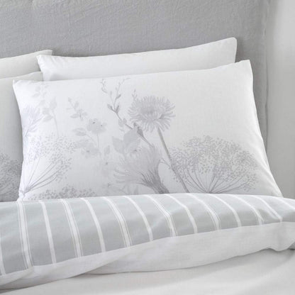 Catherine Lansfield Meadowsweet Floral Reversible Super King Duvet Cover Set with Pillowcases White