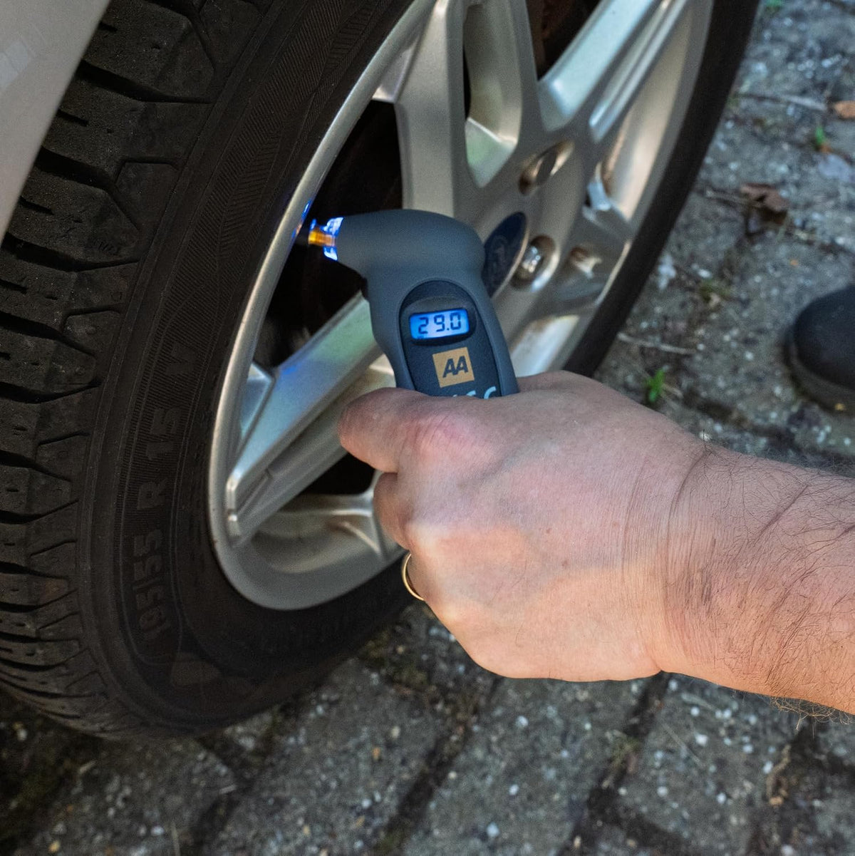 AA Digital Tyre Pressure Gauge AA1634 - Easy to Use on Cars Motorbikes Vans Bicycles - Backlit LCD Screen - 0-100 PSI/0-6.85 Bar