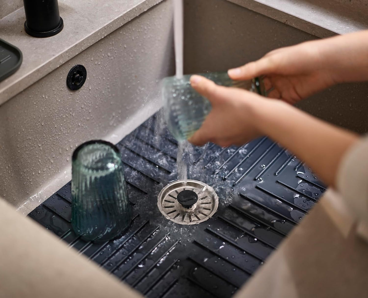 Joseph Joseph SinkShield Sink Saver Mat with Draining Plug, Protects Sink, Glasses, Dishes, Removable Plug, Non-Slip, Quick Drainage, Large