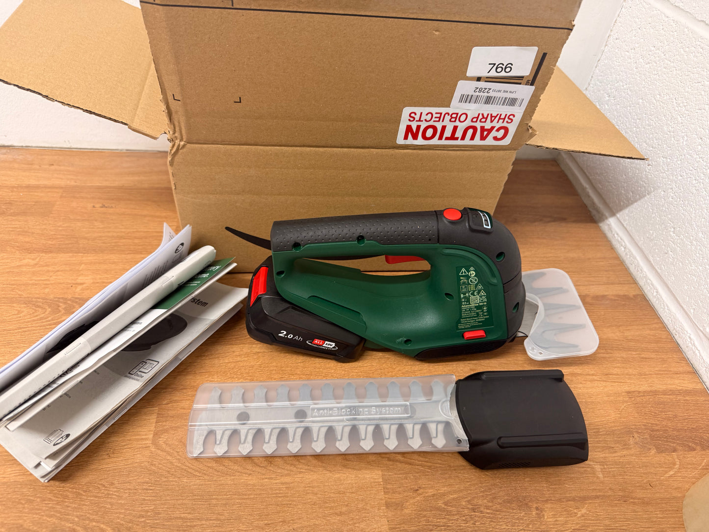 Bosch Cordless Grass Shear & Hedge Trimmer - AdvancedShear 18V-10 | 1 x 2.0 Ah, 18 Volt System, cuts up to 85 m² per Battery Charge, with Shrub and Grass Shear Blades