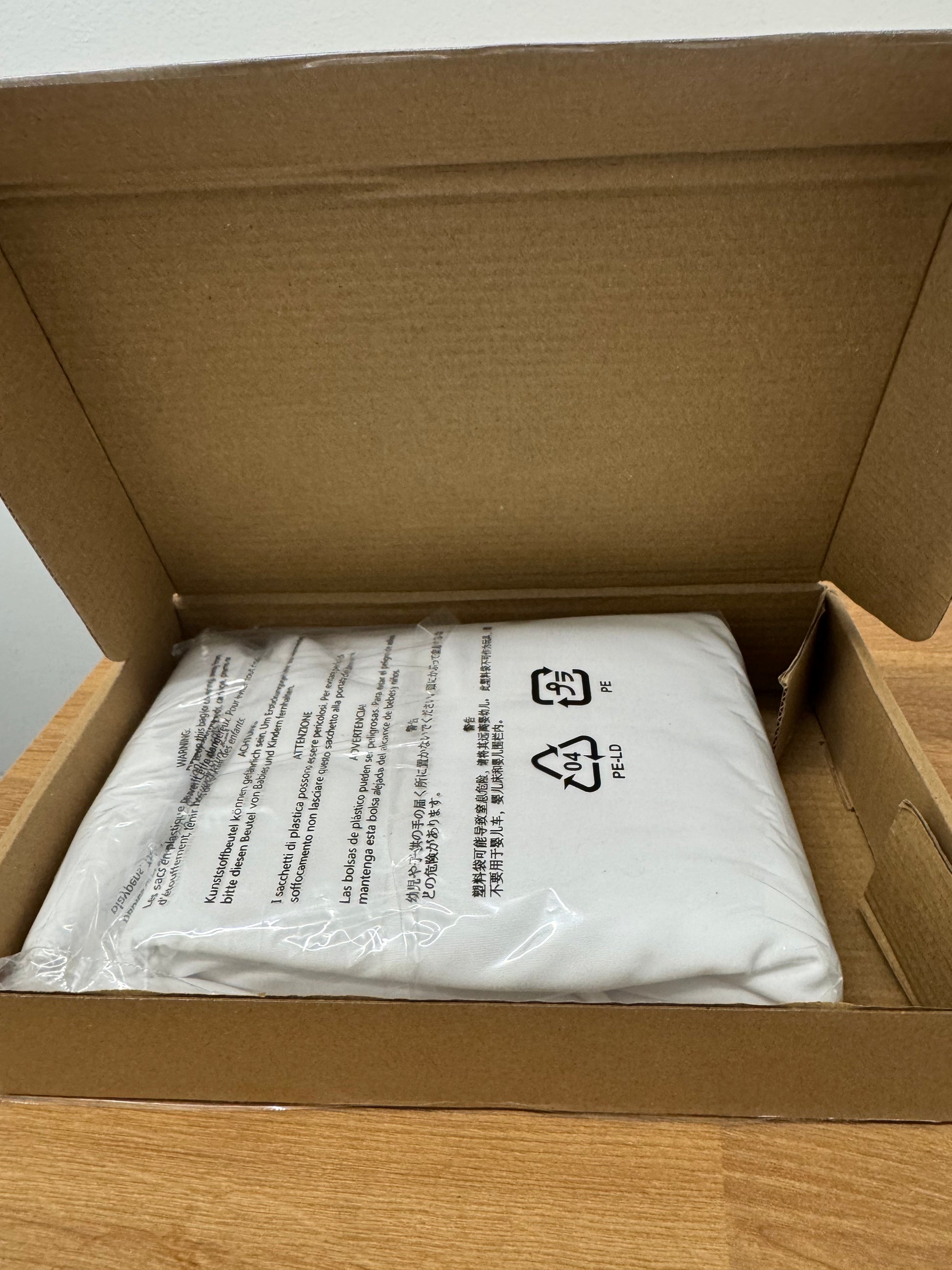Amazon Basics Bedding Soft Microfibre Single Fitted Sheet with 12 inch (30 cm) Deep Pocket, 90 x 190 cm, White